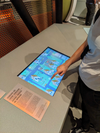 Installation eines Bildschirms im Technischen Museum mit dem Spiel