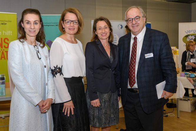 v.l.n.r.: Univ.-Prof. Dr. Stefanie Auer, Leiterin des Demenzzentrums an der Donau-Universität Krems, Mag. Christiane Teschl-Hofmeister, Ländesrätin der niederösterreichischen Landesregierung, Univ.-Prof. Dr. Viktoria Weber, Vizerektorin für Forschung an der Donau-Universität Krems, Univ.-Prof. Dr. Michael Brainin, Leiter des Departments für klinische Neurowissenschaften und Präventionsmedizin an der Donau-Universität Krems. 