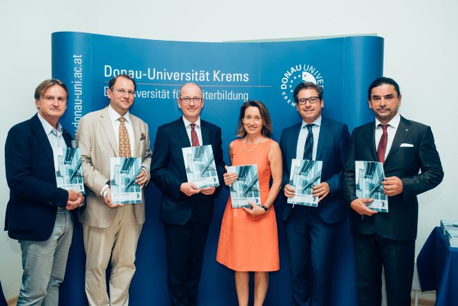 Gruppenfoto: Von links nach rechts: Univ.-Prof. Dr. Stefan Nehrer (Dekan der Fakultät für Medizin und Gesundheit), Univ.-Prof. Dipl.Arch.Dr. Christian Hanus (Dekan der Fakultät für Bildung, Kunst und Architektur), Mag. Friedrich Faulhammer (Rektor der Donau-Universität Krems), Univ.-Prof. Dr. Viktoria Weber (Vizerektorin für Forschung), Univ.-Prof. Dr. Dr. Thomas Ratka, LL.M. LL.M. (Vizerektor für Lehre / Wissenschaftliche Weiterbildung), Univ.-Prof. Mag. Dr. Gerald Steiner (Dekan der Fakultät für Wirtschaft und Globalisierung)