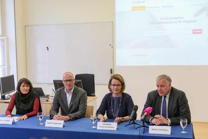 Pressekonferenz: Dr. Anna Glechner, Leiterin des FachbereichesÄrzteinformationszentrum,  Martin Fangmeyer, BscN, MScN, Leiter des Evidenzbasierten Informationszentrums für Pflegende, Mag. Chrisitane Teschl-Hofmeister, Sozial-Landesrätin Dr. Martin Eichtinger, NÖGUS Vorsitzender und Landesrat sitzen am Tisch