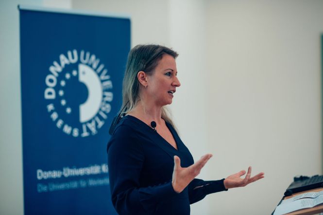 Univ.-Prof. Dr. Barbara Brenner, Stv. Dekanin für die Fakultät für Wirtschaft und Globalisierung, stellte Univ.-Prof. Dr. Mathias Czaika vor.