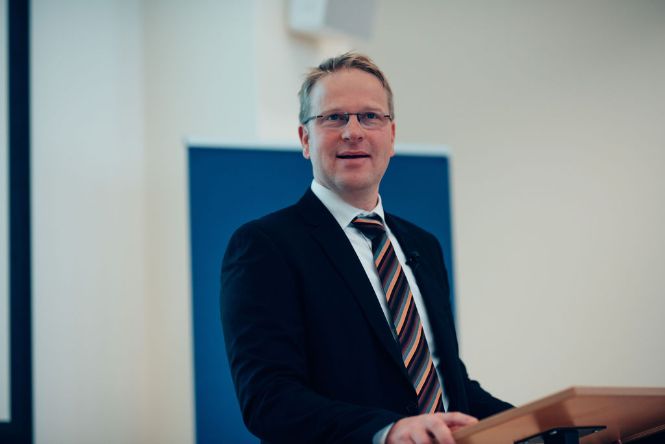 Univ.-Prof. Dr. Mathias Czaika erörtert die Ziele und Aufgaben seiner Professur.