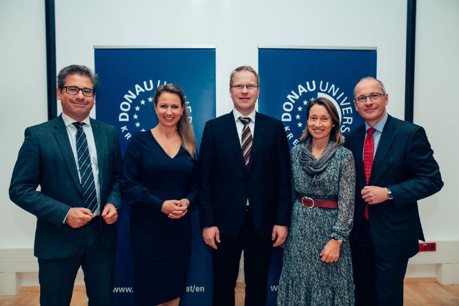 v.l.n.r.: Univ.-Prof. Dr. Dr. Thomas Ratka, LL.M. LL.M., Vizerektor für Lehre / Wissenschaftliche Weiterbildung, Univ.-Prof. Dr. Barbara Brenner, Stv. Dekanin für die Fakultät für Wirtschaft und Globalisierung, Univ.-Prof. Dr. Mathias Czaika, Leiter des Departments für Migration und Globalisierung, Univ.-Prof. Dr. Viktoria Weber, Vizerektorin für Forschung, Mag. Friedrich Faulhammer, Rektor der Donau-Universität Krems;