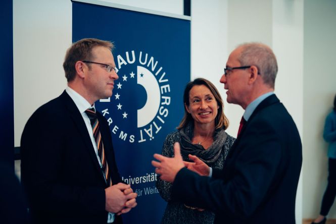 Univ.-Prof. Dr. Mathias Czaika, Leiter des Departments für Migration und Globalisierung, Univ.-Prof. Dr. Viktoria Weber, Vizerektorin für Forschung, Mag. Friedrich Faulhammer, Rektor der Donau-Universität Krems stehen zusammen und unterhalten sich über die Antrittsvorlseung. 