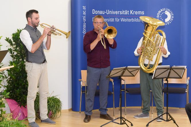 Das Trio Steinfelder sorgt für die musikalische Untermalung