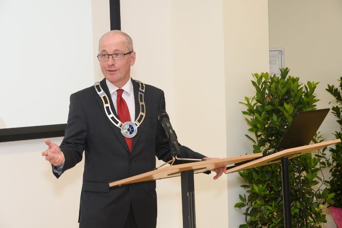 Mag. Friedrich Faulhammer, Rektor der Donau-Universität Krems, hält die Begrüßungsrede