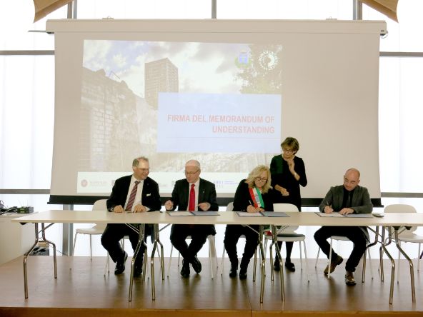 Vereinbarung über Wiederaufbauschule unterzeichnet