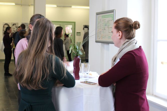 Wissenschaftlerinnen und Wissenschaftler tauschen sich in der Pause aus.