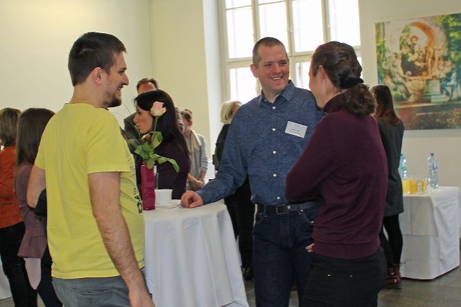 Wissenschaftlerinnen und Wissenschaftler tauschen sich in der Pause aus.