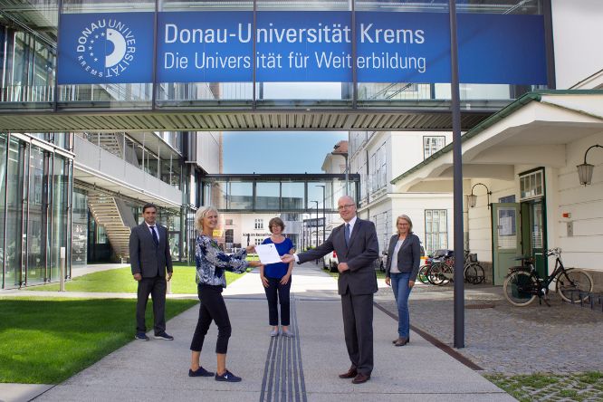 Dr.in Andrea Höltl, MBA M.E.S., Department für Wissens- und Kommunikationsmanagement und Mitglied der Taskforce Nachhaltigkeit, übergibt Friedrich Faulhammer, Rektor der Donau-Universität Krems, die Treibhausgasbilanz. V.l.n.r. die Mitglieder der Taskforce Nachhaltigkeit: Univ.-Prof. Mag. Dr. Gerald Steiner, Dekan der Fakultät für Wirtschaft und Globalisierung, Petra Wellemsen, Department für Evidenzbasierte Medizin und Evaluation, Dr.in Elfriede Neuhold, Department für Bauen und Umwelt. 