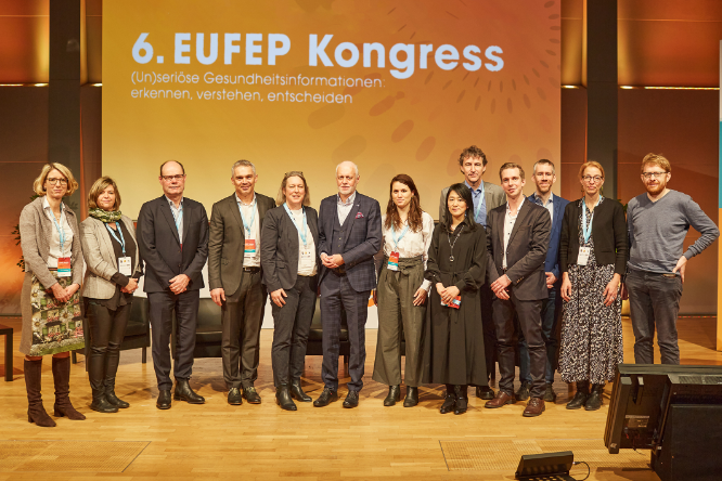 Gruppenbild: Vortragende und TN der Podiumsdiskussion am 6. EUFEP Kongress