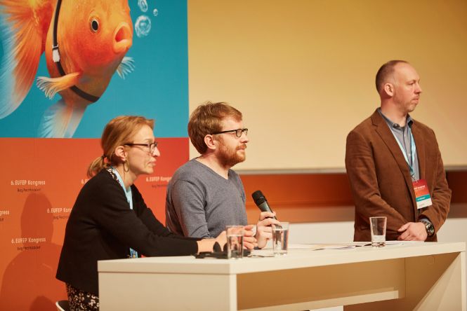 Nicola Kuht und Hinnerk Feldwisch von MedWatch beantworten unter der Moderation von Jörg Wipplinger Fragen aus dem Publikum