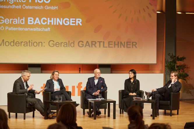 Podiumsdiskussion: Unter der Moderation von Univ.-Prof. Dr. Gerald Gartlehner, MPH (Donau-Universität Krems) diskutierten Dr. Brigitte Piso, MPH (Gesundheit Österreich GmbH), Dr. Gerald Bachinger (NÖ Patientenanwaltschaft), Dr. Riko Muranaka (Universität Kyoto) und Philipp Schmid, MSc (Universität Erfurt);