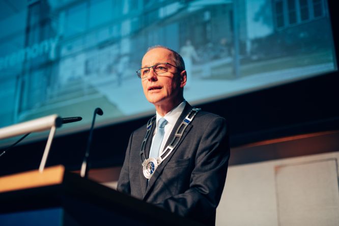 Mag. Friedrich Faulhammer, Rektor der Universität für Weiterbildung Krems, eröffnet die Promotionsfeier