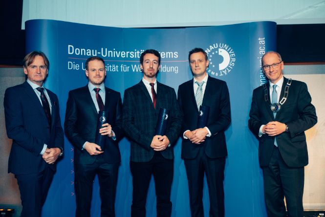 v.l.n.r.: Univ.-Prof. Dr. Stefan Nehrer, Dekan der Fakultät für Gesundheit und Medizin, Matthias Pilecky, PhD, MSc, Alexander Otahal, PhD, MSc, Dr. Markus Neubauer, PhD, Mag. Friedrich Faulhammer, Rektor der Universität für Weiterbildung Krems; Die Promotionsurkunde wurde den anwesenden PhD-Absolventen übergeben.