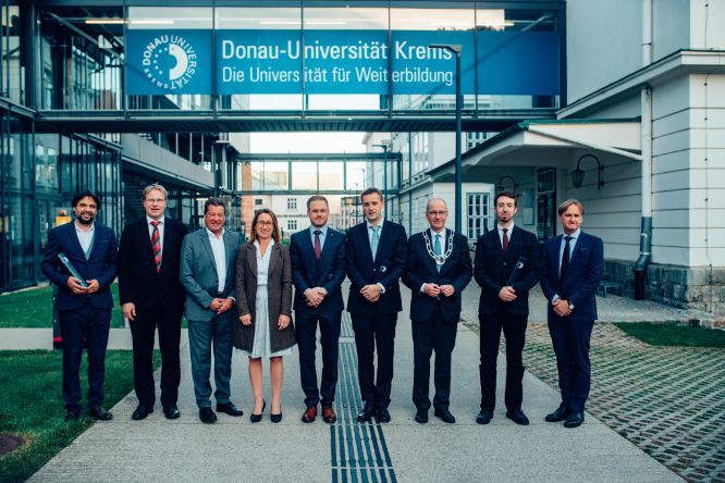 from left to right: Dino Pitoski, PhD, MSc, graduate, Prof Mathias Czaika, Head of the PhD-Program Migration Studies, Prof Helmut Mayer, City Councillor, Prof Viktoria Weber, Vice-Rector for Research, Matthias Pilecky, PhD, MSc, Graduate, Markus Neubauer, PhD, Graduate, Friedrich Faulhammer, Rector of the University for Continuing Education Krems, Matthias Pilecky, PhD, MSc, Graduate, Prof Stefan Nehrer, Dean of the Faculty of Health and Medicine
