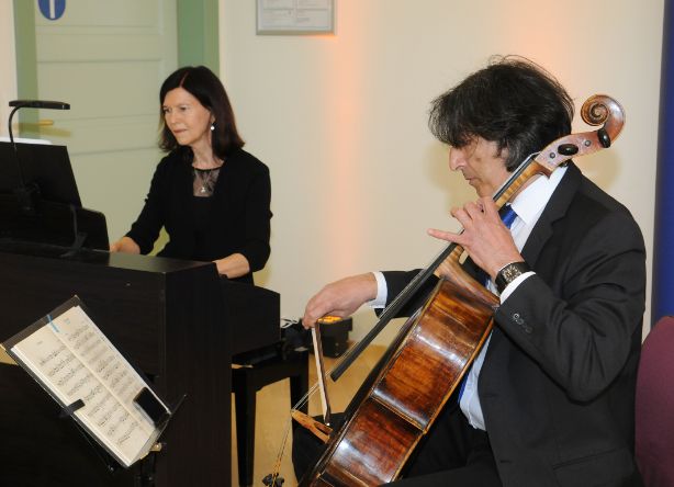 Muskikalische Begleitung von Petra Mayerhofer (Piano) und Taner Türker (Violoncello)