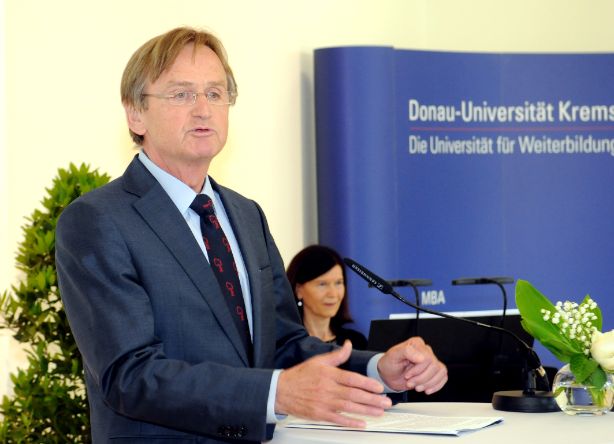 Univ.-Prof. Dr. Stefan Nehrer, Dekan der Fakultät für Gesundheit und Medizin, hielt die Laudatio für Univ.-Prof. i.R. Dr. Dr. h.c. mult. Michael Brainin