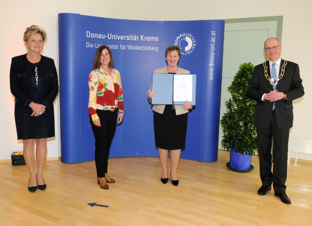 left to right: Prof Michaela Pinter, Chairwoman of the Senate of the University for Continuing Education Krems, Alexandra Dachenhausen, Chairwoman of the Works Council, Vera Ehgartner, former Chairwoman of the Works Council, former Director of Studies and Head of the Department for Law and Study Organization of the University for Continuing Education Krems, Friedrich Faulhammer, Rector of the University for Continuing Education Krems