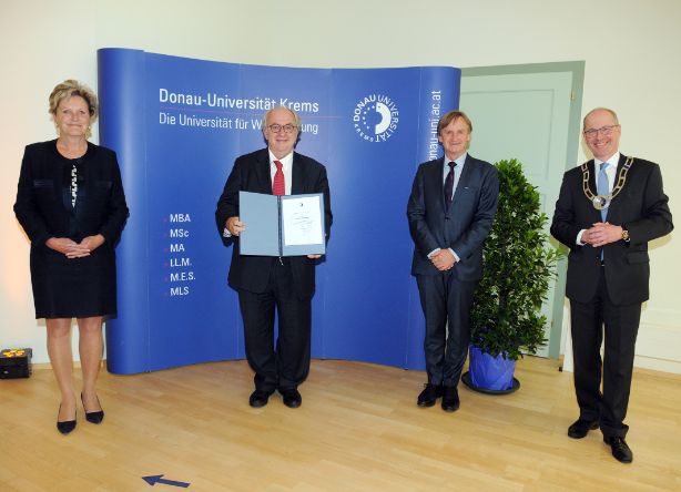 v.l.n.r.: Univ.-Prof.in Dr.in Michaela Pinter, MAS Vorsitzende des Senats der Universität für Weiterbildung Krems, Univ.-Prof. i.R. Dr. Dr. h.c. mult. Michael Brainin, ehem. Professor und Leiter des Departments für Klinische Neurowissenschaften und Präventionsmedizin der Universität für Weiterbildung Krems, Univ.-Prof. Dr. Stefan Nehrer, Dekan der Fakultät für Gesundheit und Medizin, Mag. Friedrich Faulhammer, Rektor der Universität für Weiterbildung Krems 