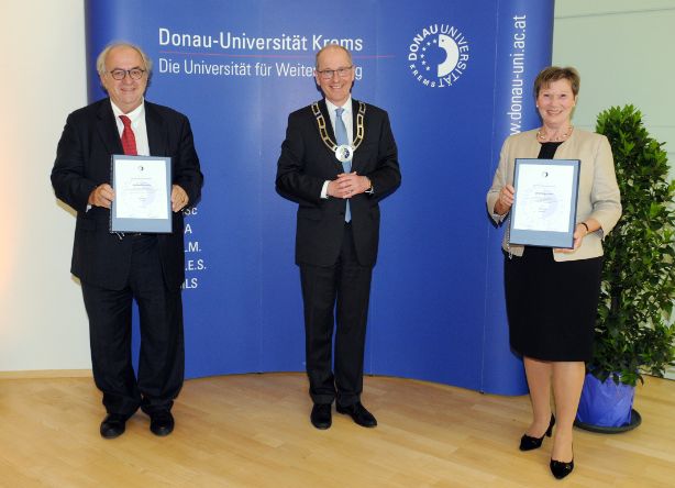 v.l.n.r.: Univ.-Prof. i.R. Dr. Dr. h.c. mult. Michael Brainin, ehem. Professor und Leiter des Departments für Klinische Neurowissenschaften und Präventionsmedizin der Universität für Weiterbildung Krems, Mag. Friedrich Faulhammer, Rektor der Universität für Weiterbildung Krems, Mag.a Vera Ehgartner, ehem. Vorsitzende des Betriebsrates, ehem. Studiendirektorin und Leiterin der Abteilung für Recht und Studienorganisation der Universität für Weiterbildung Krems