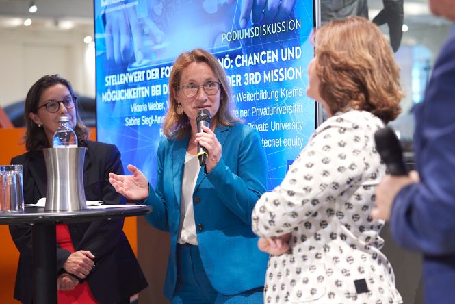 Viktoria Weber in Diskussionsrunde