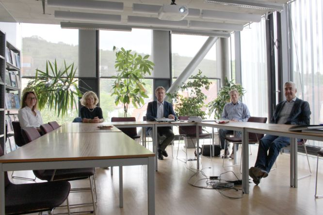 V.l.n.r.: Univ.-Prof. Dr. Viktoria Weber, Vizerektorin für Forschung und Leiterin des Departments für Biomedizinische Technologien, Univ.-Prof. Dr. Stefan Nehrer, Dekan der Fakultät für Gesundheit und Medizin, Maga. pharm. Vera Fidler, Leiterin der Anstaltsapotheke des Universitätsklinikums Krems, Matthias Pilecky, PhD, MSc, wissenschaftlicher Mitarbeiter am Zentrum für Biomedizinische Technologien, Prim. Assoc. Prof. Dr. Heinz Jünger, ärztlicher Direktor des Universitätsklinikums Krems 