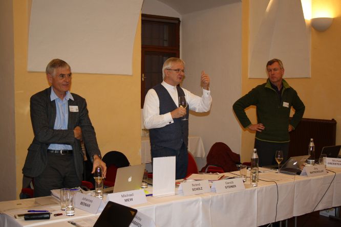 Mit Michael C. Mew (links) von CRU International war auch ein zentraler Experte aus der Praxis zugegen; rechts im Bild Univ.-Prof. Dr. Jörg Matschullat (TU BA Freiberg).
