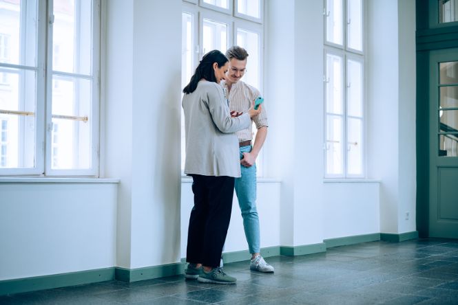 Zwei Mitarbeiter_innen am Gang
