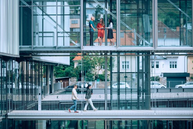 Menschen vor Gebaude