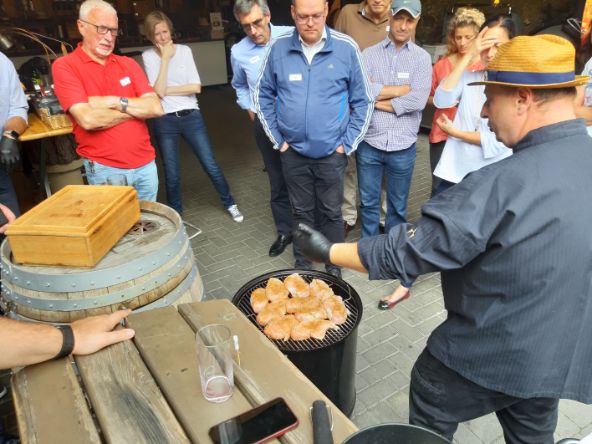 Adi Bittermann beim Smoken von Hühnerbrustfilets