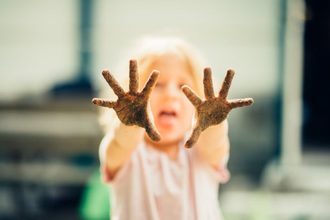 Kind zeigt Hände
