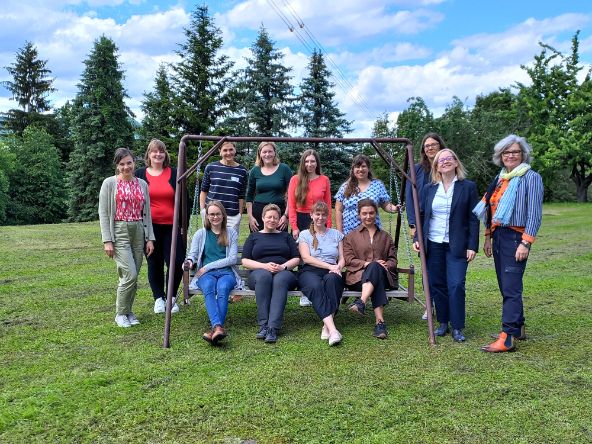 Gruppe von Habilitandinnen von Karriere_Mentoring III-Programm mit der Trainerin Birgit Buchinger. Draußen vor dem Landschaft von Gmunden. 