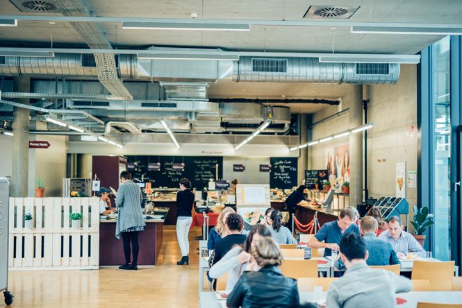 Studierende und Mitarbeitende beim Essen in der Mensa am Campus Krems