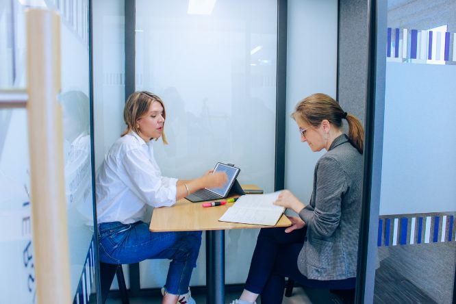 Zwei Studentinnen arbeiten in der Akustikkabine