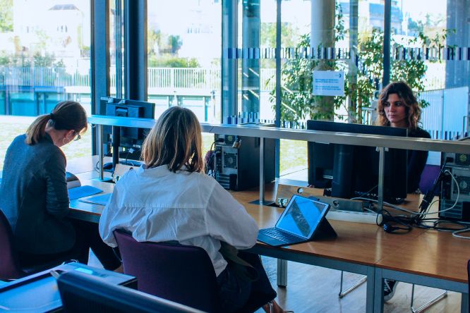 Studierende beim stillen Arbeiten im Lernraum der Bibliothek