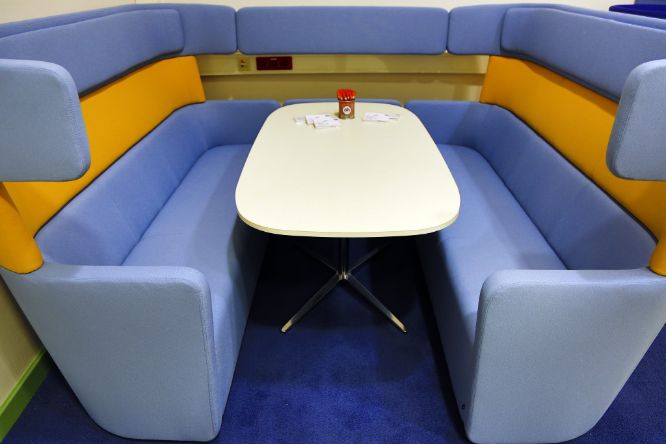 Sitzgruppe in der ÖH-Lounge in blauer und gelb-oranger Farbe