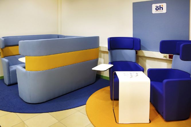 Sitzecken in der ÖH-Lounge in blauer und gelb-oranger Farbe
