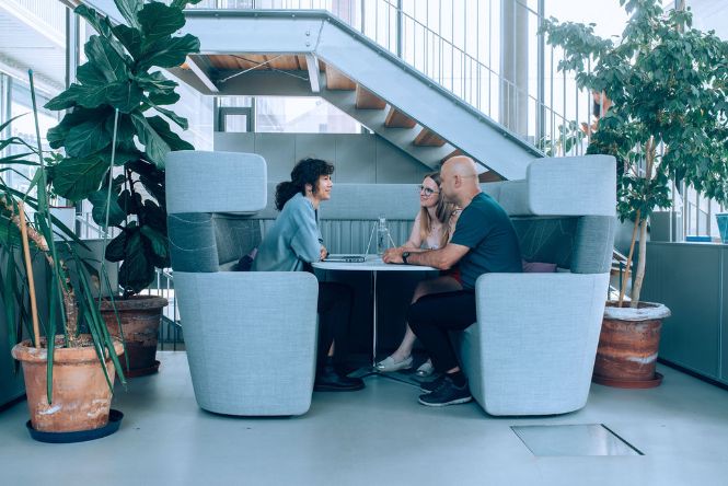 Studierende sitzen im Bibliotheksfoyer im Trakt C Erdgeschoss zusammen