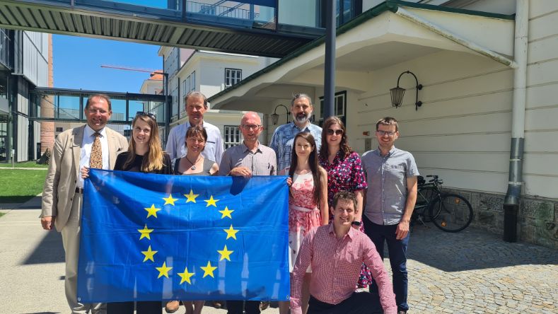 Gruppenfoto der MonumTech-Partner mit EU-Fahne am Campus der Universität für Weiterbildung Krems