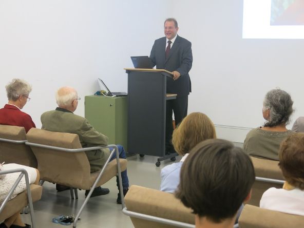 Dr. Hanus begrüßt zur Veranstaltung der Projektergebnisse des European Academic University Network-Projekts