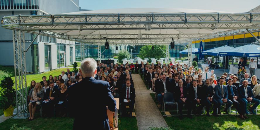 Graduierungsfeier - Blick ins Publikum von Bühne aus