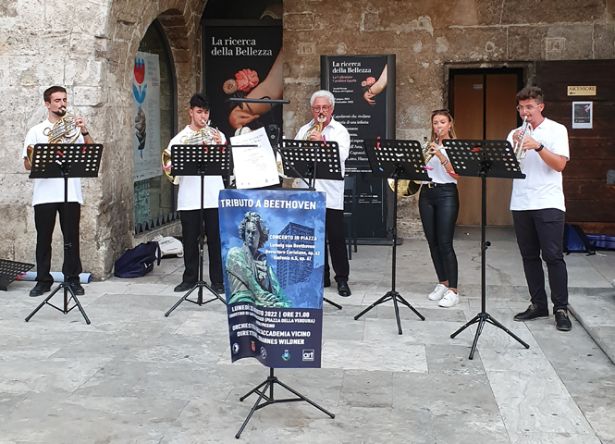 Ensemble musiziert in Stadt