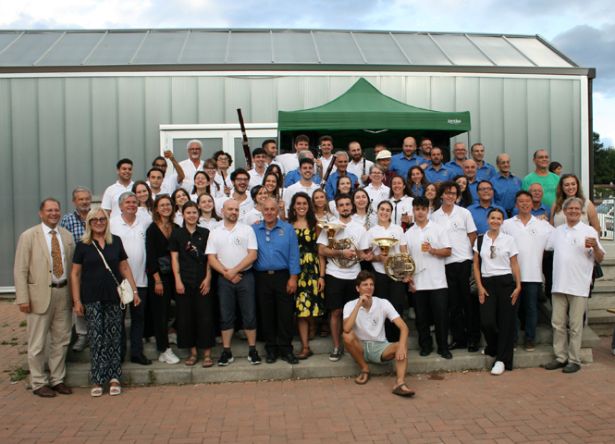 Gruppenfoto vor dem Gebäude der Schule de Wiederaufbaus