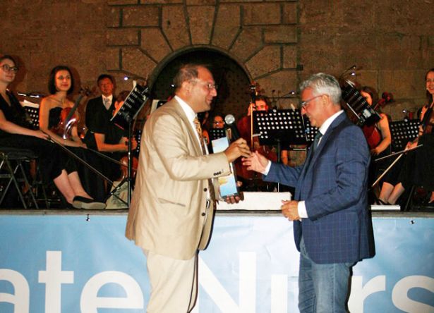 Christian Hanus überreicht dem Bürgermeister von Norcia ein Gastgeschenk