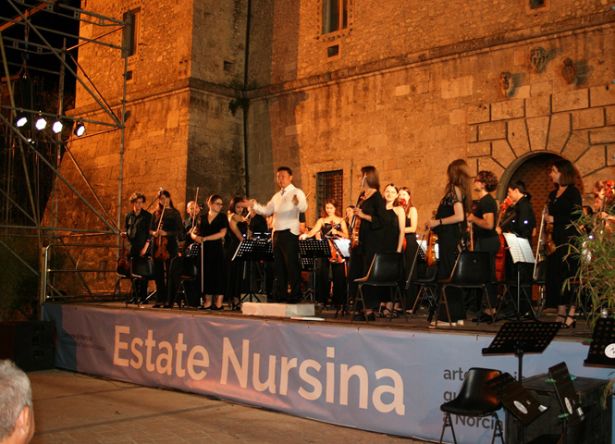 Musiker_innen der Orchesterakademie auf der Bühne in Norcia