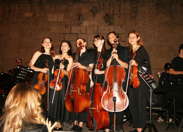 Musiker_innen der Orchesterakademie auf der Bühne in Norcia