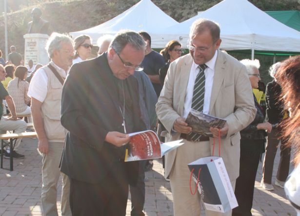 Christian HAnus überreicht dem Bischof ein Gastgeschenk