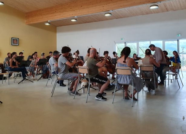 Musikprobe in der Schule des Wiederaufbaus