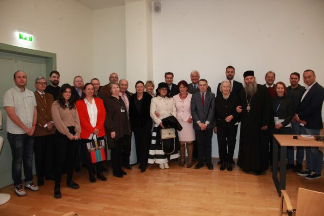 Gruppenbild aller Teilnehmer_innen